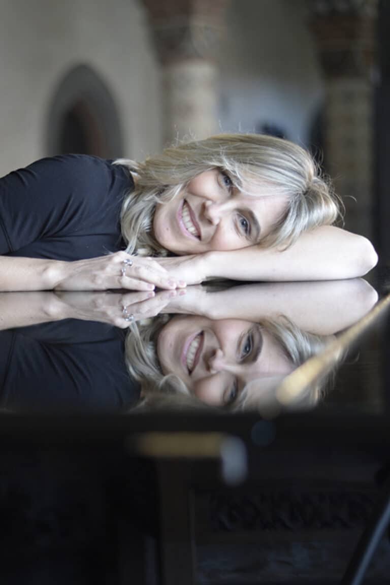 DSC9615ELISA2 768x1152